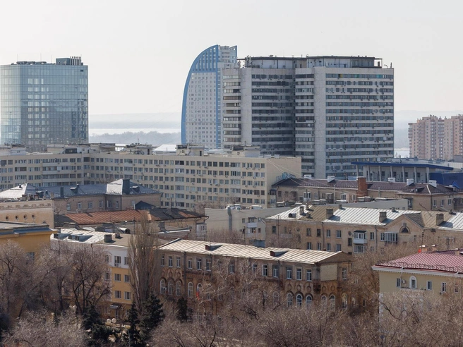 Архитектурный комплекс «Волжские паруса» теряется на фоне высотного здания с эффектным фасадом. | Источник: Алексей Волхонский / V1.RU