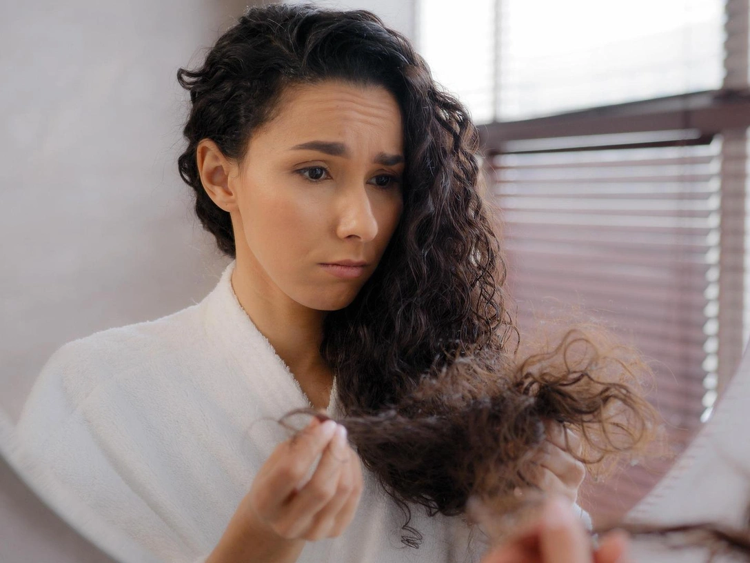 Попрощайтесь навсегда: любимое бьюти-средство многих женщин, которое лишает волосы жизни — оно тоже у вас есть | marieclaire.ru