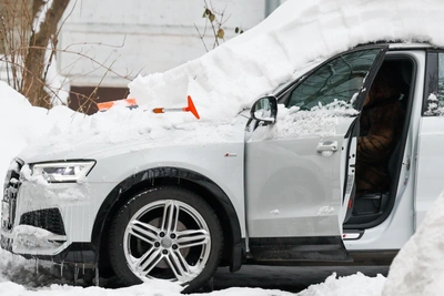 Muscovites Earn Cash by Digging Out Snowbound Cars