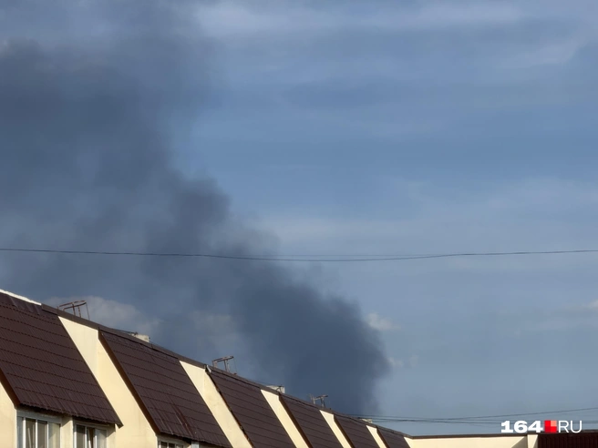 Шлейф дыма видно из разных частей Саратова | Источник: Сергей Петунин / 164.RU