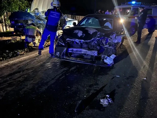 Водитель и пассажиры Lexus не пострадали, хотя машину помяло | Источник: ГУ МВД по Челябинской области