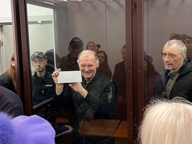 Александр Трунов (в центре) и его подчиненные на скамье подсудимых спустя 14 лет после первого приговора. На этот раз их обвиняют в убийстве вице-мэра Новосибирска в 2001 году. | Источник: Анна Скок / NGS.RU