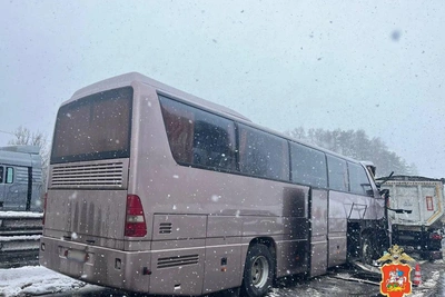 Автобус столкнулся с грузовиком в Подмосковье: погибший и пострадавший