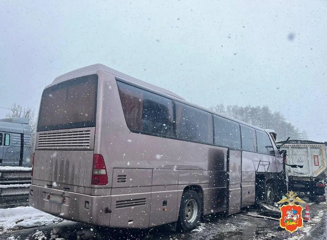 Экскурсионный автобус влетел в КАМАЗ недалеко от Сергиева Посада | Источник: Подмосковная полиция / T.me