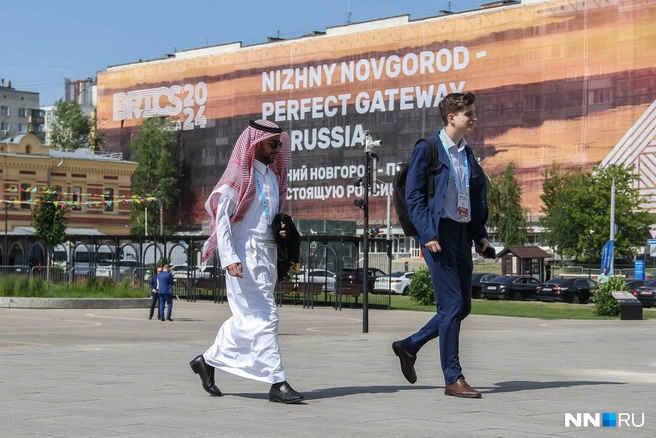 Значимым событием для города стал и международный саммит БРИКС, на который приехали министры из нескольких стран. Мероприятие особенно запомнилась жителям одного из домов на ярмарке — на время ремонта окна закрыли строительной сеткой со слоганом саммита | Источник: Наталья Бурухина / NN.RU