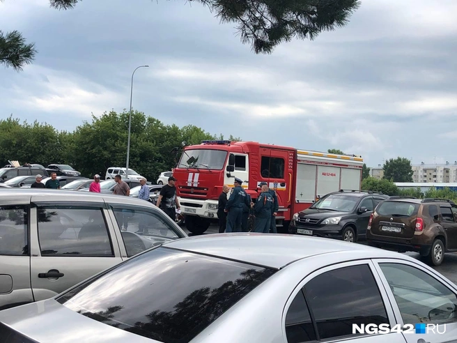 «Давай, Серега!»: как в Кемерове прощаются с пожарным Гениным, не признавшим вину за «Зимнюю вишню» | Источник: Александр Левчук / NGS42.RU