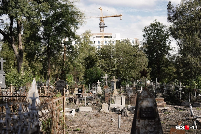 Некоторые надгробия находятся в печальном состоянии | Источник: Дарья Паращенко / 93.RU