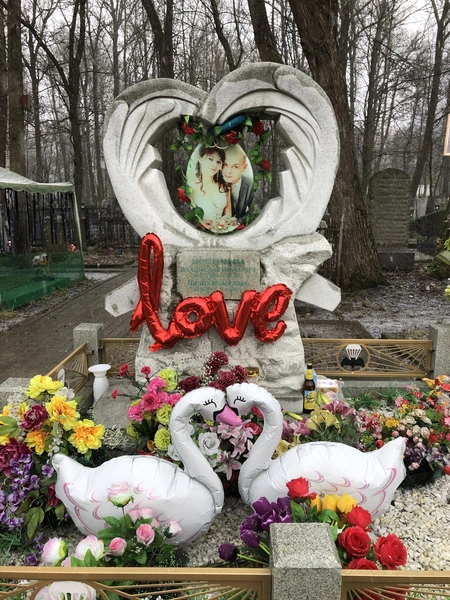 Родные трогательно украсили могилу влюбленных 