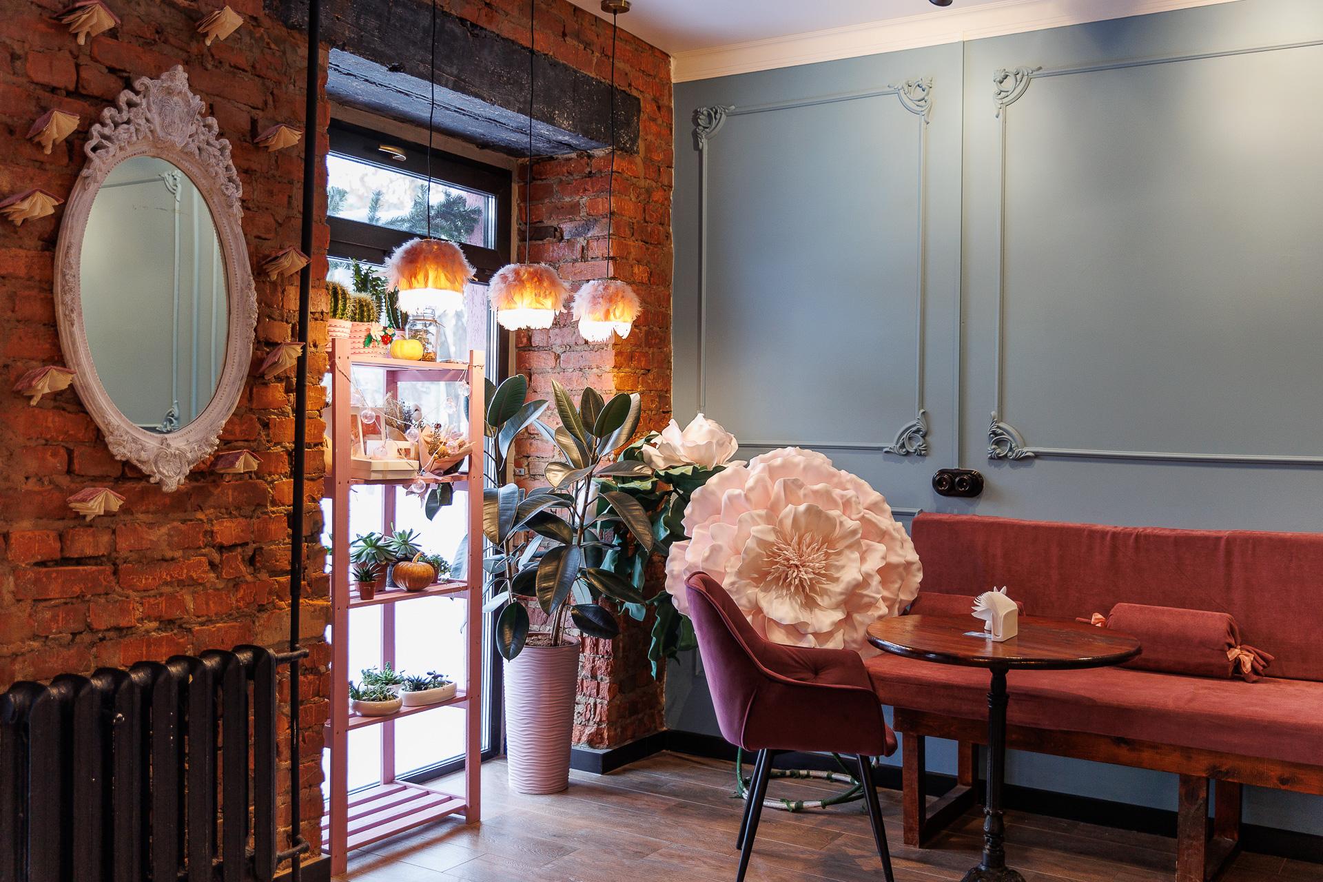 В Тюмени продают кофейню в стиле «Алисы в стране чудес» — она находится в центре Дзержинского 