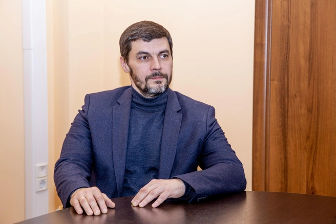 Дмитрий уверен, что города могут развиваться только в контексте индустриализации, и сомневается в существовании постиндустриального общества | Источник: Александра Мамонтова