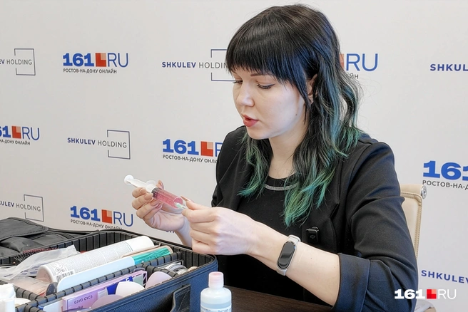 Ольга показывает, как выглядит танатогель | Источник: Евгений Вдовин / 161.RU