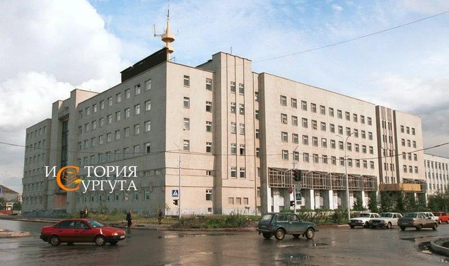 Начало 2000-х, главный на тот момент корпус СурГУ | Источник: «История Сургута» / T.me