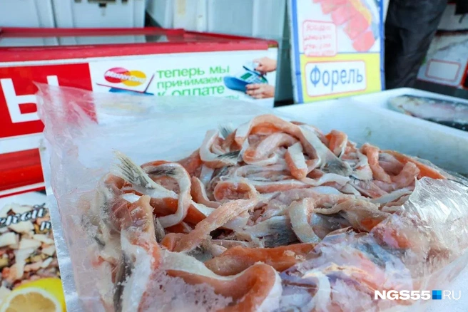 Обрезки брюшек продаются по 900 рублей за килограмм, но покупатели берут окорочка за 200 | Источник: Евгений Софийчук / NGS55.RU