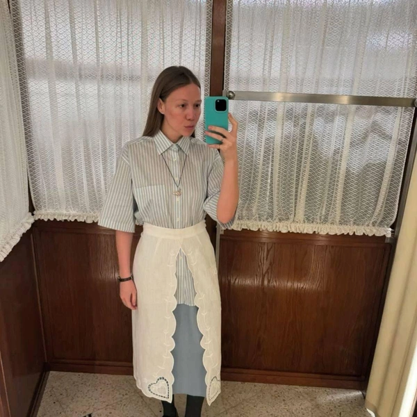 Повяжите фартук поверх юбки  | Источник: ru.pinterest.com