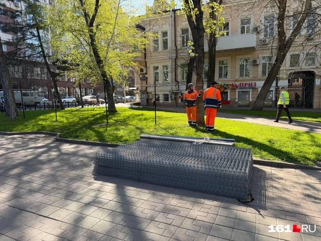13 апреля забор только начали ставить | Источник: Евгений Вдовин / 161.RU