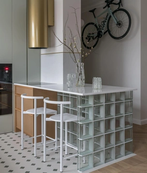 Стеклоблоки, метлах и терракота: квартира 82 м² в Москве в старом фонде