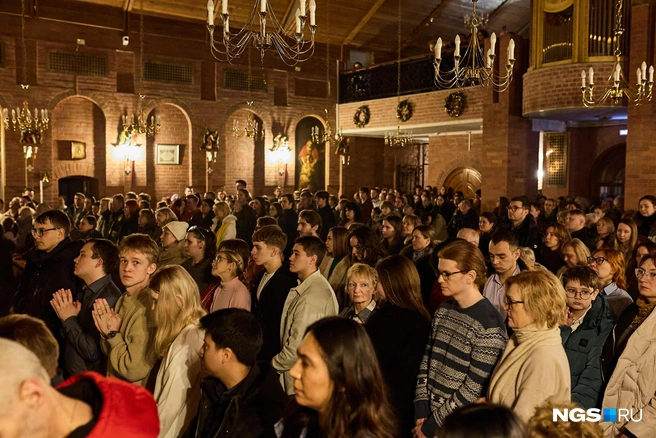 В Рождество католическая церковь проводит три рождественские службы — мессы | Источник: Александр Ощепков / NGS.RU