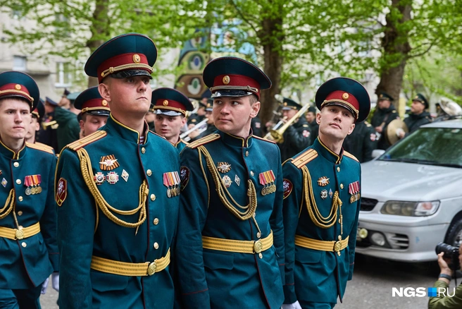 Парадный расчет военнослужащих Рогсвардии прошел перед окнами ветерана торжественным маршем | Источник: Александр Ощепков / NGS.RU