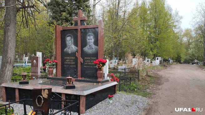 У Денисенко общий с родным братом памятник, а рядом покоится самый младший из них | Источник: Антон Селиверстов / UFA1.RU