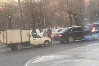 Kabluk Truck and Aurus Collide in St. Petersburg and Moscow