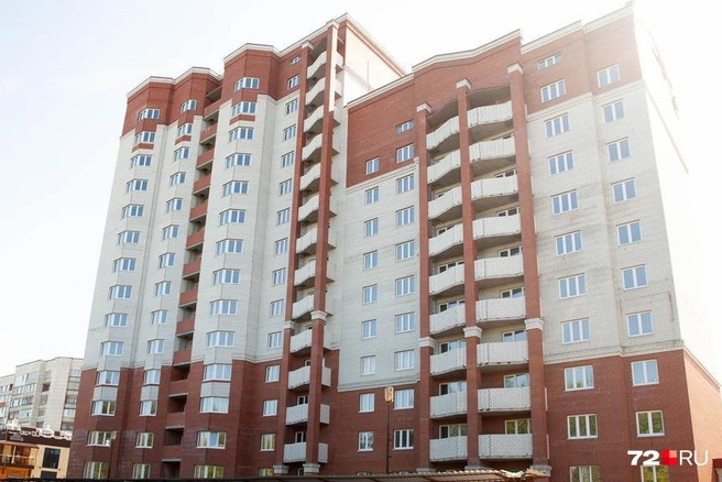 Этот жилой многоквартирник переменной этажности начали возводить в 2006 году, достроили в 2023-м. Дом пустует до сих пор | Источник: Ирина Шарова / 72.RU