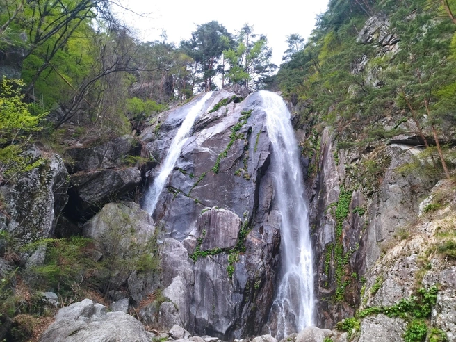 По пути можно было увидеть каскад водопадов | Источник: Константин Каськаев / ВКонтакте