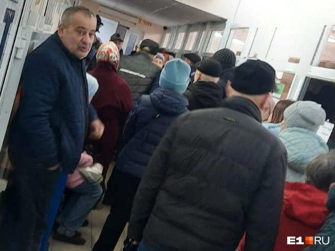 Такая очередь была в поликлинике, когда она открылась | Источник: Читатель E1.RU