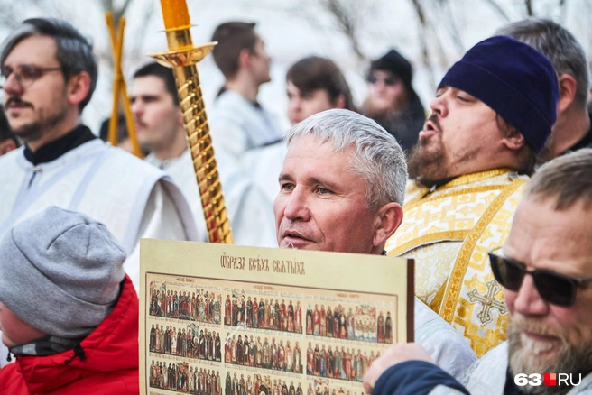 Служитель церкви несет икону «Всех Святых на Земле Российской просиявших» | Источник: Роман Данилкин / 63.RU