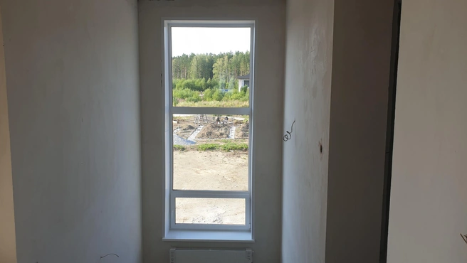 Лестничный марш днем будет залит естественным светом благодаря большому окну | Источник: КП «Марьино»