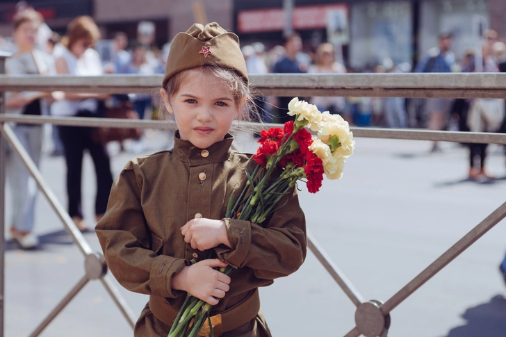 Стоит ли «наряжать» ребенка на День Победы в военную форму: мнения родителей