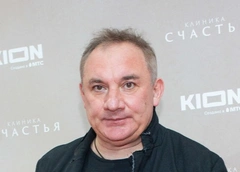 А дедушка-то – шалун! Николай Фоменко схватился за ягодицы голозадых девиц
