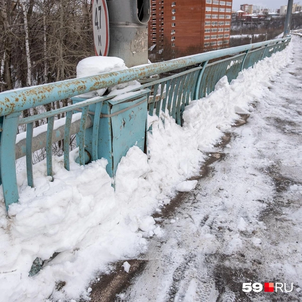 Перила освободили от снега | Источник: Василина Любимова / 59.RU