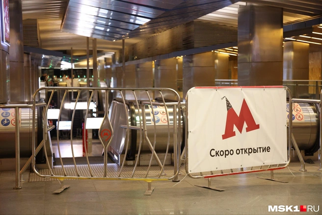 Логотипу метрополитена нарисовали праздничный колпачок | Источник: Татьяна Спиридонова / MSK1.RU
