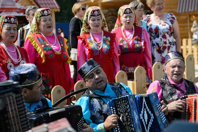 Песнопения на сабантуй | Источник: culture.ru