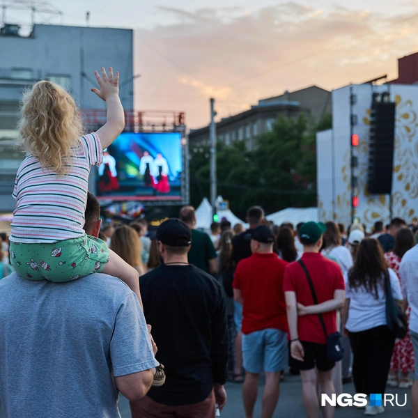 Горожане приходили целыми семьями  | Источник: Александр Ощепков / NGS.RU