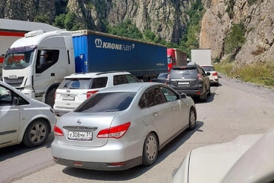 На Верхнем Ларсе возникли глухие пробки