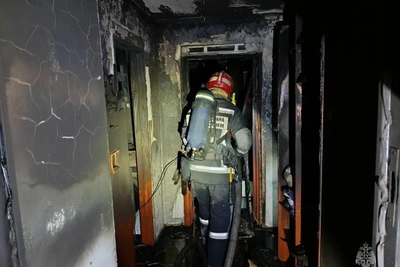 14 человек, включая ребенка, спасли из горящего дома в Барнауле