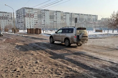В Красноярске затопленная улица превратилась в ледяной каток