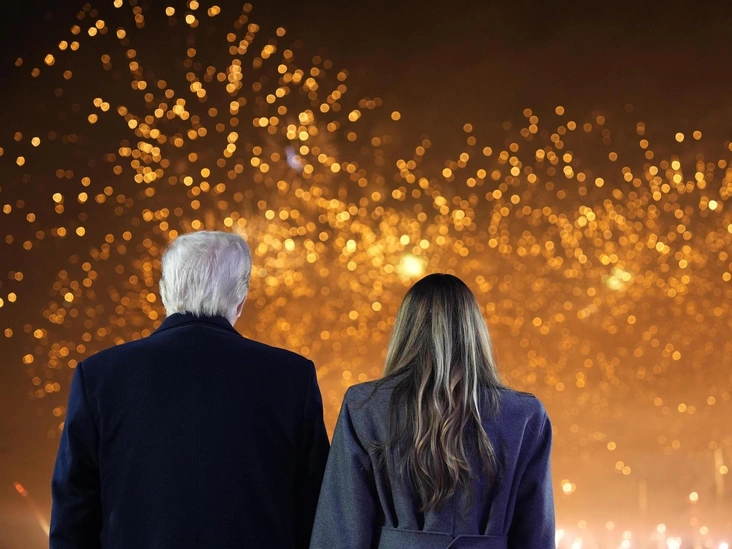 Дональд и Мелания Трамп наблюдают за салютом в честь инаугурации, 20 января 2025 год