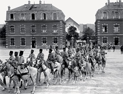 Парад сенегальских стрелков в Париже. 1914 год. Многие жители колоний отправились в Европу проливать свою кровь за метрополию | Источник: архив журнала «Вокруг света»