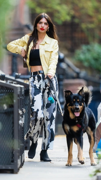 Эмили Ратаковски нашла стильную альтернативу джинсам на каждый день | marieclaire.ru