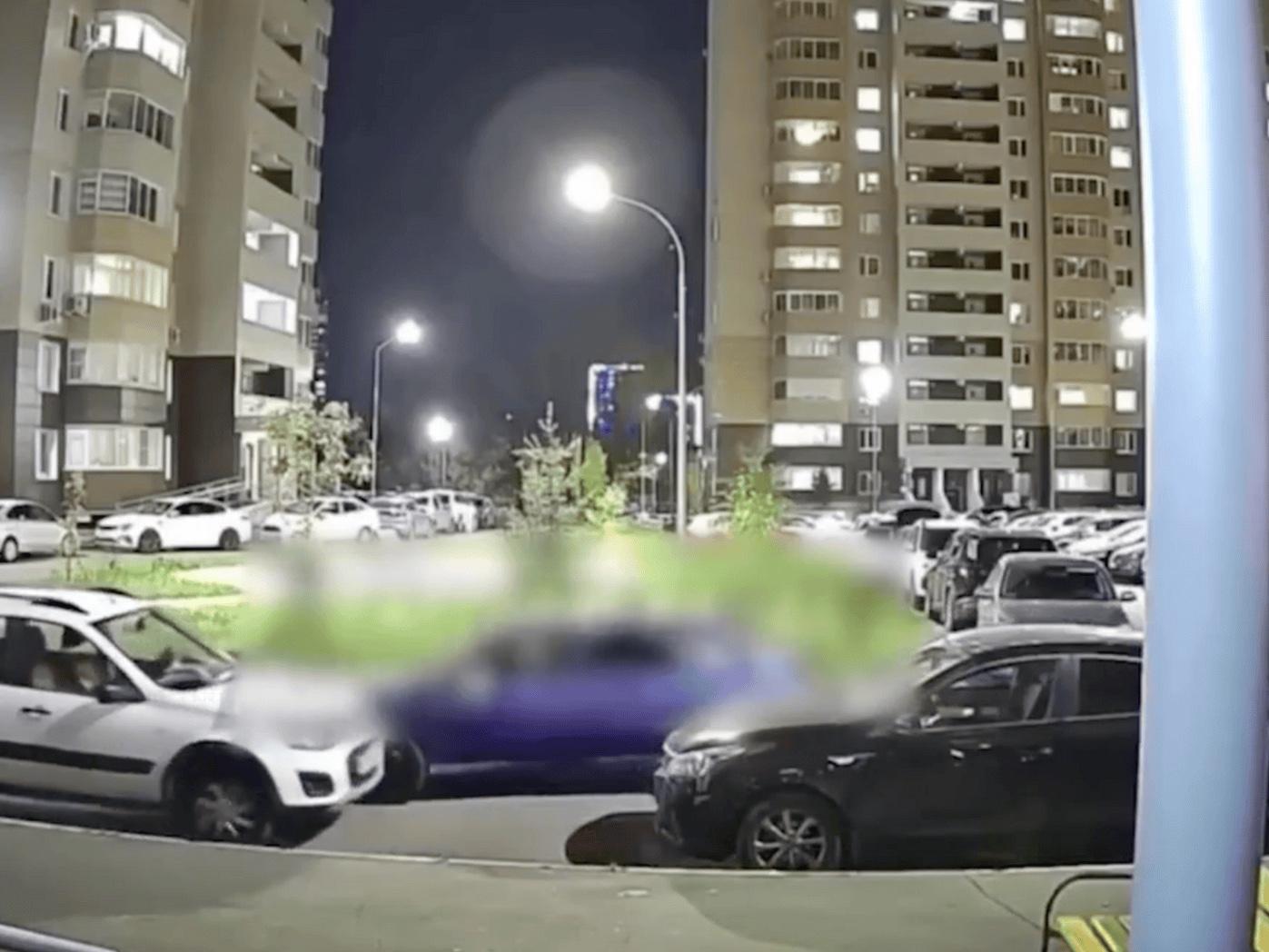 В Казани 18-летний водитель влетел в припаркованную машину и уехал. А потом вернулся