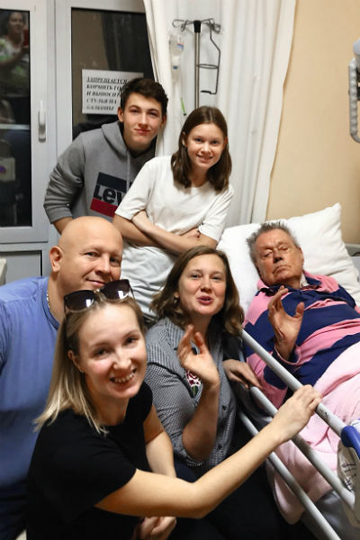Глава семейства с невесткой Ириной (в центре), внучкой Яниной и друзьями в больнице за неделю до смерти