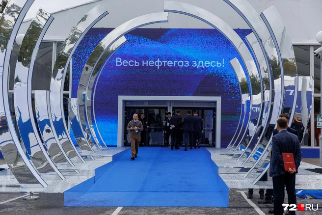 Обязательно стоит заглянуть и на уличное выставочное пространство. Арка выглядит как фотозона (возможно, это она и есть&nbsp;— одна из) | Источник: Ирина Шарова / 72.RU