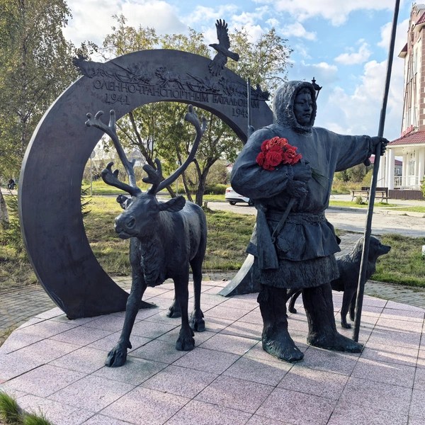 В годы Великой Отечественной войны сформированные из оленеводов и их подопечных подразделения участвовали в боевых действиях, а также занимались эвакуацией и снабжением на Карельском фронте. В Нарьян-Маре в честь их заслуг установлен памятник | Источник: Антон Божко