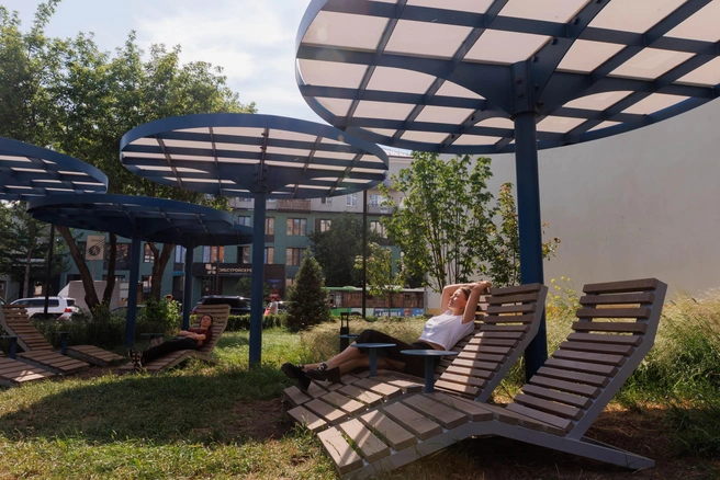 Пространство дополнили шезлонгами и скамейками, поставили велопарковки | Источник: Ирина Шарова