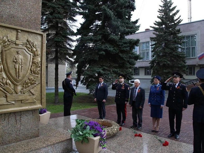 Перед официальной частью участники возложили цветы к мемориалу погибшим сотрудникам | Источник: Полиция Южного Урала / max.ru