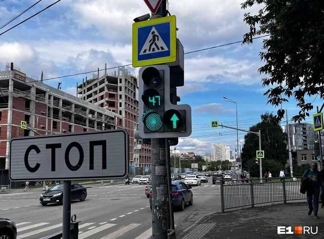 Для автомобилистов привычнее, когда допсекции указывают на правые и левые повороты. Но и такая компоновка светофора в правилах допустима | Источник: Ксения Мельникова / E1.RU