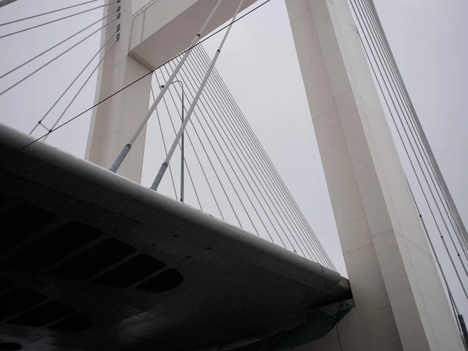 Пилон моста высотой 95 метров заметен из многих районов города. | Источник: Андрей Бортко / NGS.RU