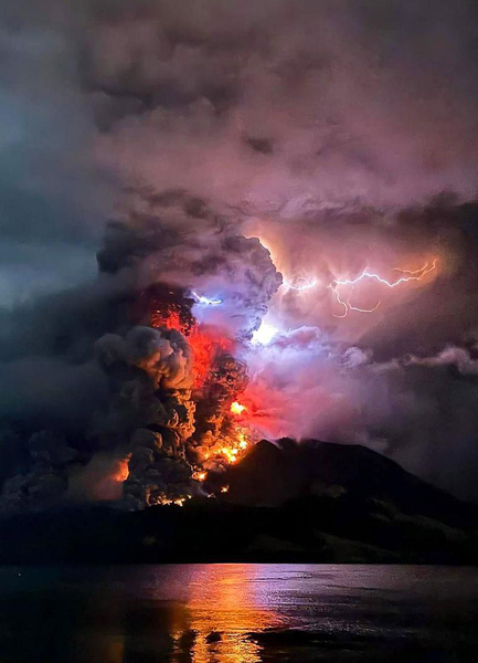 Посмотрите, как извергается вулкан Руанг. Он способен устроить мощнейшее цунами, и вот каким образом